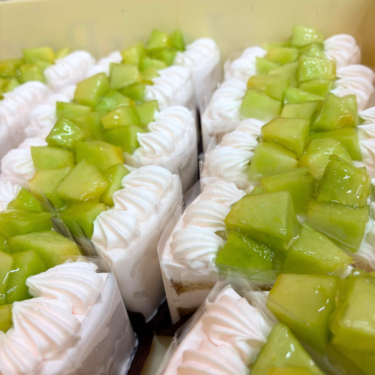 大量の周桑メロンのショートケーキの画像