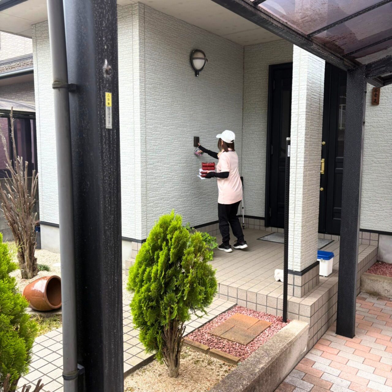 対面で配達する配達スタッフ