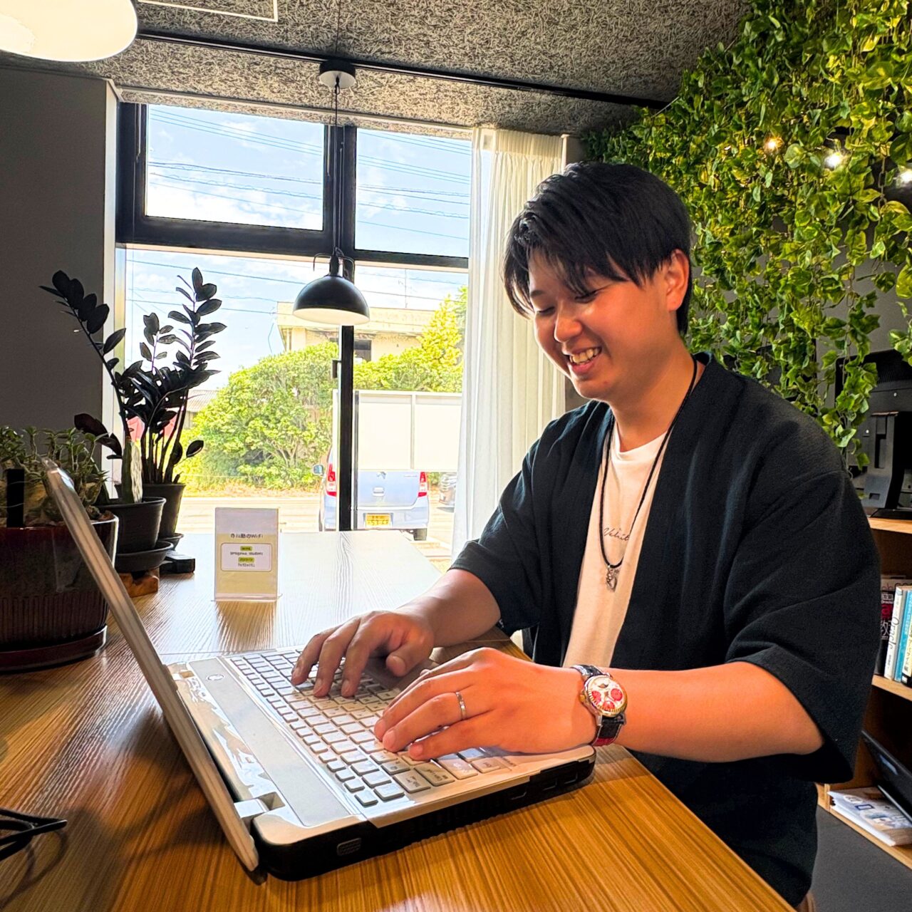 笑う寺川さんの写真