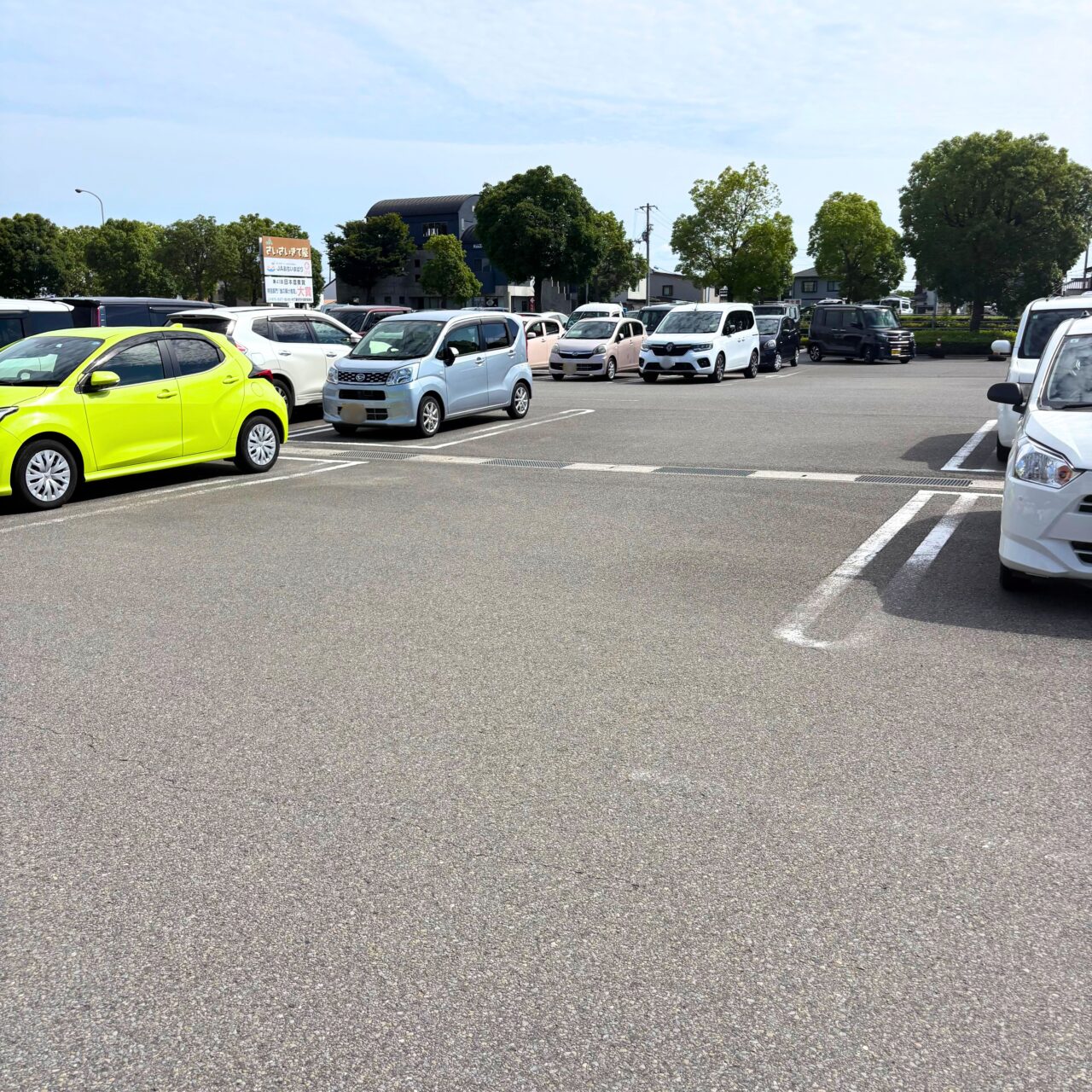 さいさいきて屋の駐車場の様子