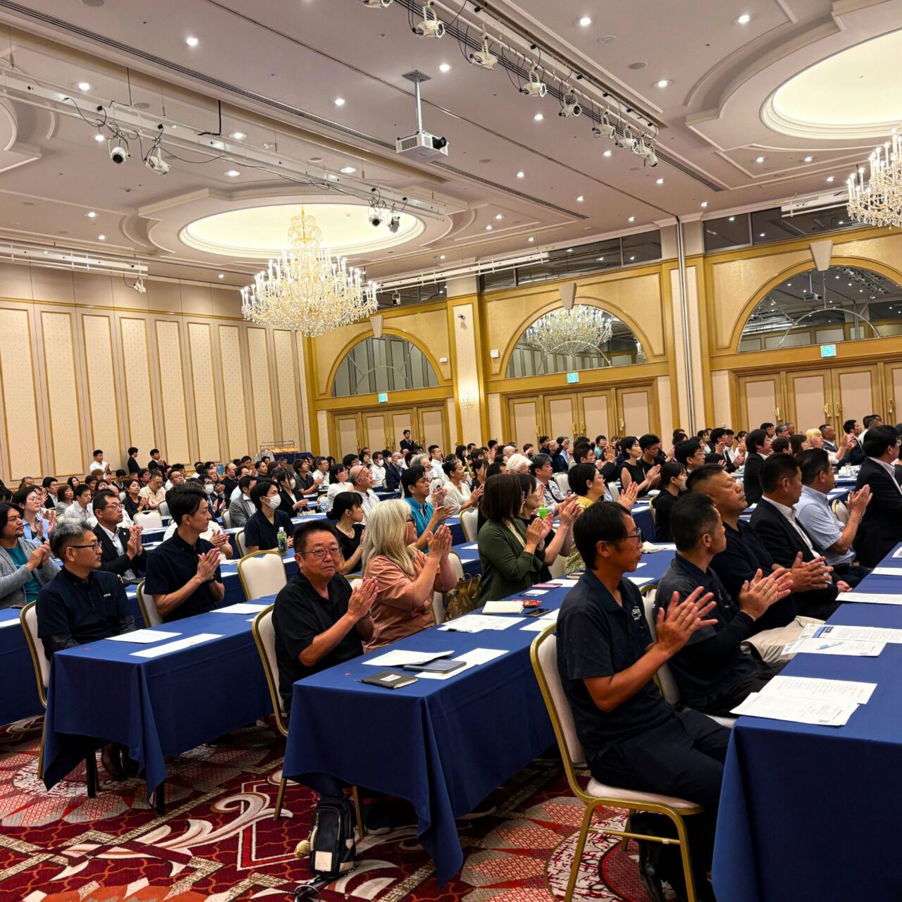 盛大な拍手が起こった会場の写真
