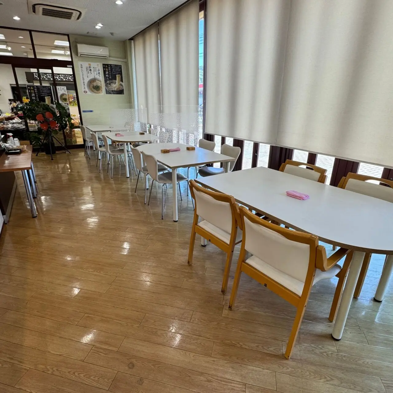 Aコープおおにしアシスタセルフうどん店の内観