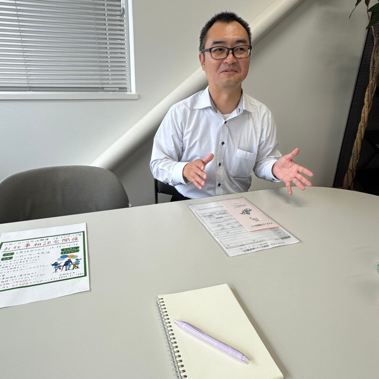 ITS(アイティエス)株式会社の相談中の様子