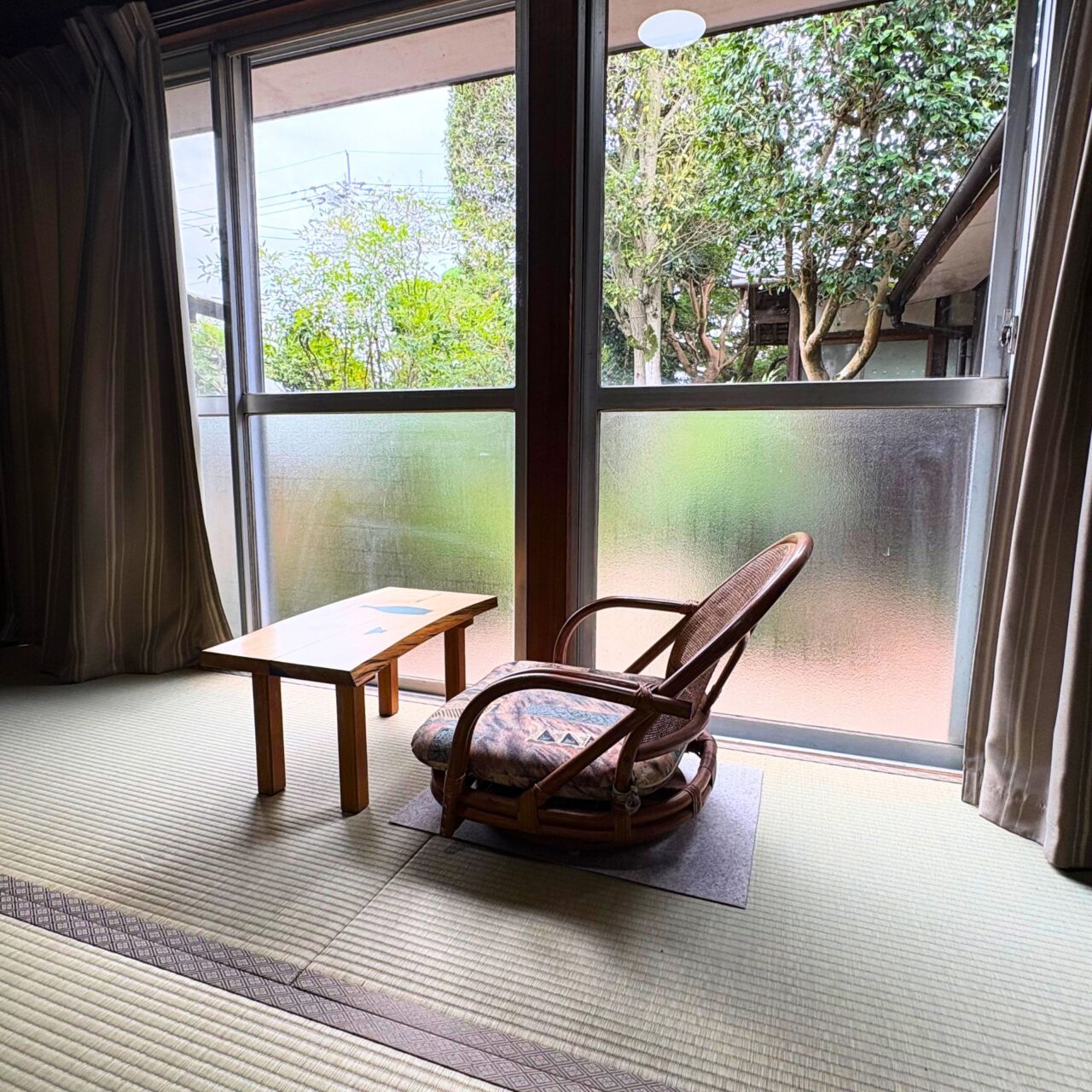 ことぶきやの桜の部屋の窓際