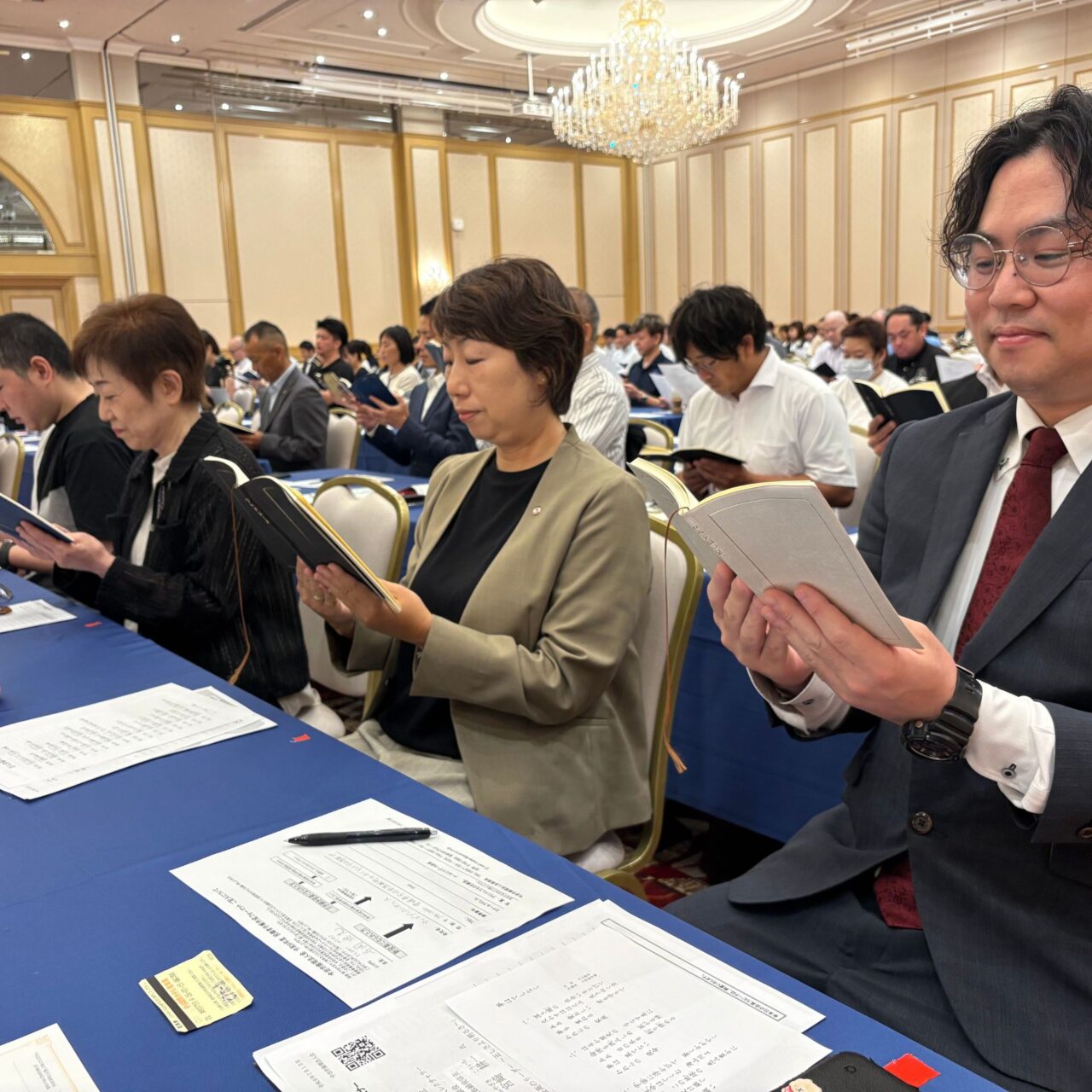 メンバーが朗読をしている様子