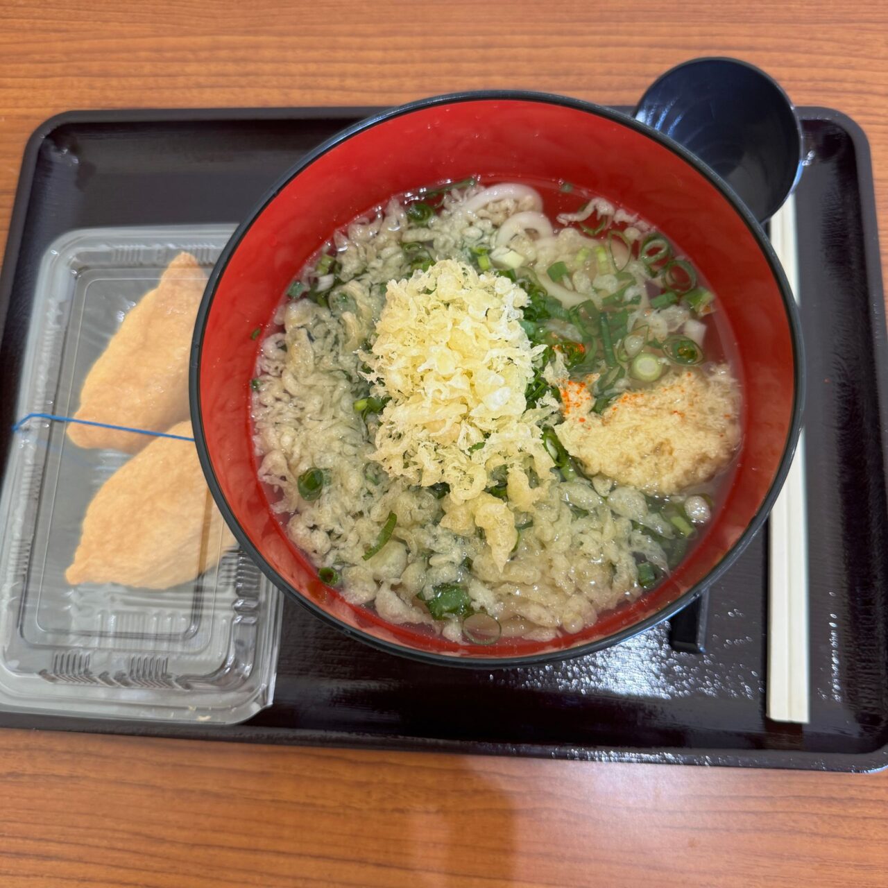 Aコープおおにしアシスタセルフうどん店のかけうどんといなり寿司