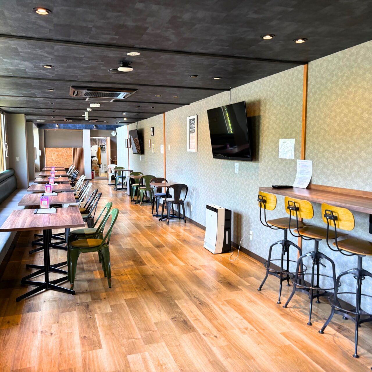 I-LINK HOSTEL ＆ CAFE SHIMANAMIのテーブル席