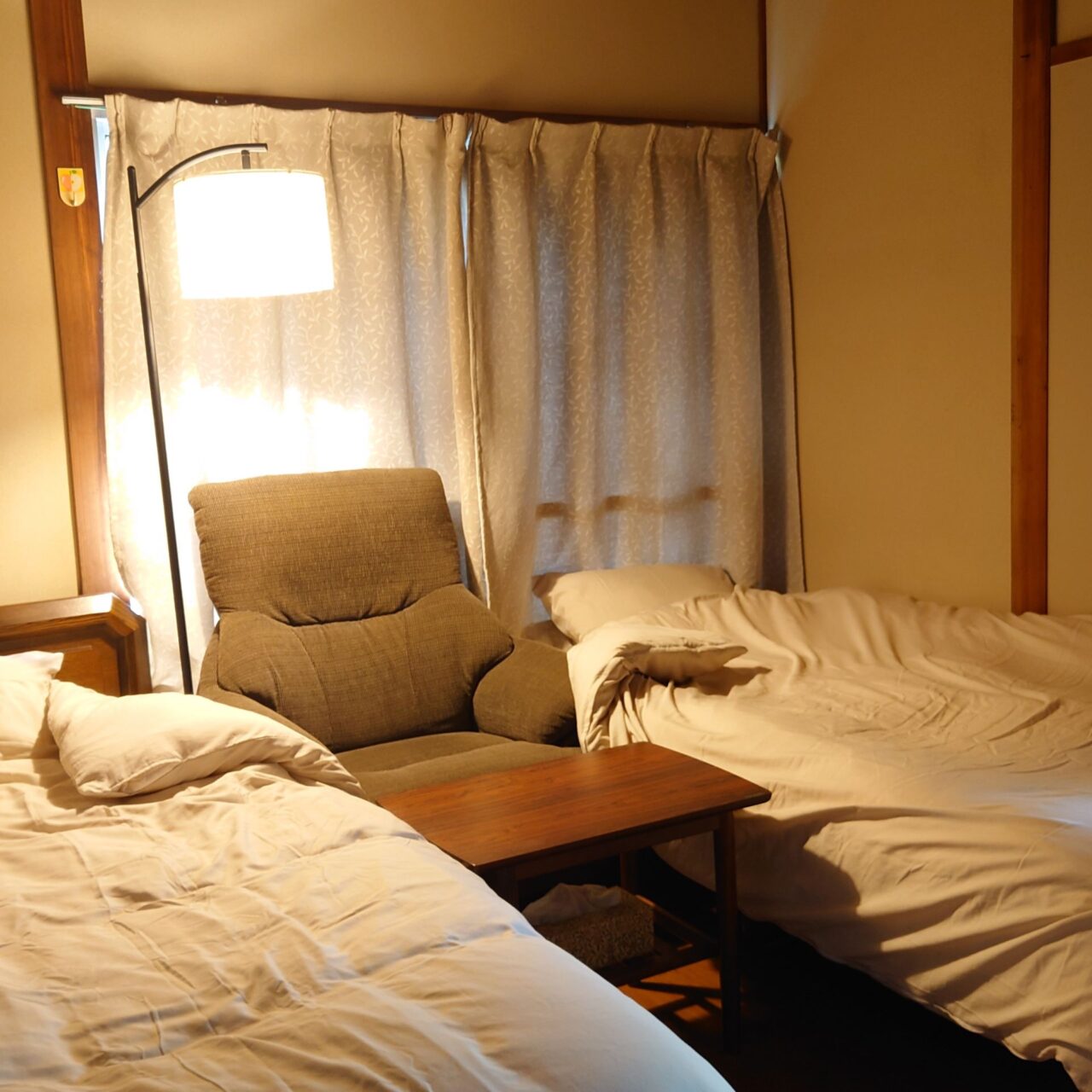 ライトアップされた椿の部屋